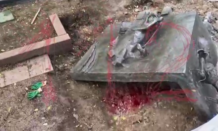 В центре Москвы на рабочего упала часть памятника Ивану Крылову