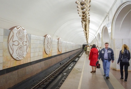 На станции метро «Менделеевская» после падения под поезд погибла пассажирка