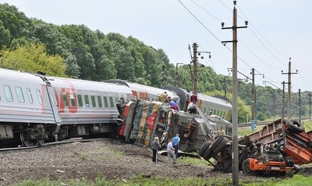 9 человек пострадали при столкновении КамАЗа с поездом Белгород-Москва