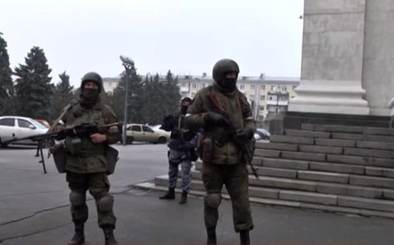 СМИ: вооружённые люди захватили административные здания в центре Луганска