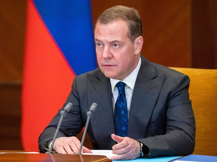 Медведев назвал обращение посольства США к россиянам пределом моральной деградации