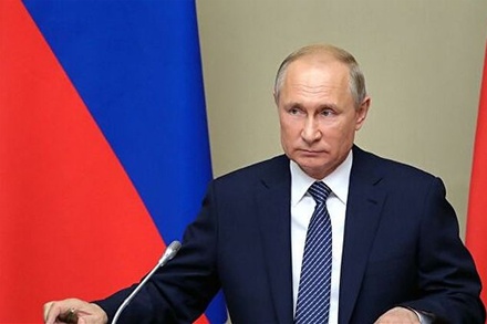 Владимир Путин поручил удвоить выплаты медикам за работу с COVID-пациентами в праздники