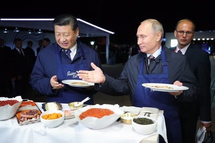 Владимир Путин и Си Цзиньпин испекли блины с икрой