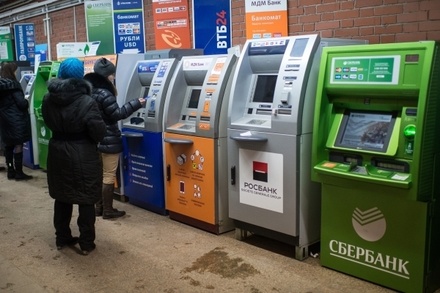 38 жителей Омской области заработали на сломавшемся банкомате