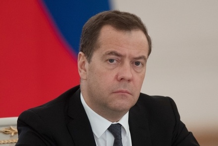 Медведев поручил разработать меры поддержки попавших под новые санкции США компаний