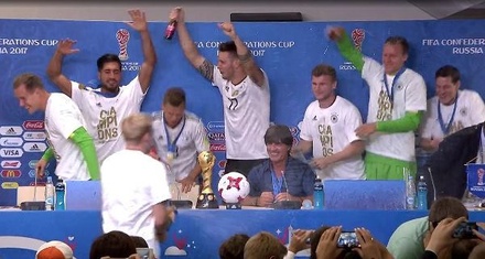 Футболисты сборной Германии облили тренера пивом на пресс-конференции