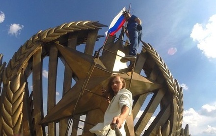 Руферы вывесили российский флаг над гостиницей «Ленинградская»