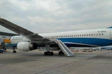 В Китае пассажирка из любопытства открыла аварийный выход самолёта перед взлётом