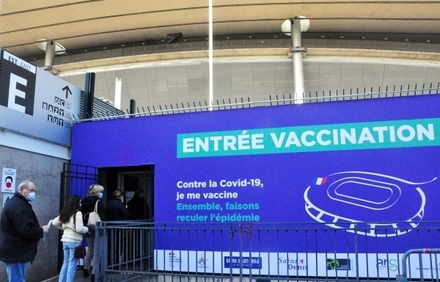 Власти Франции намерены ввести обязательную ревакцинацию от коронавируса
