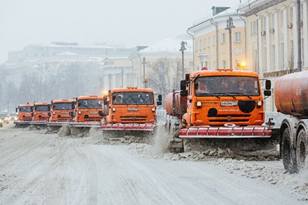 Москва выведет дополнительную спецтехнику для уборки снега ночью