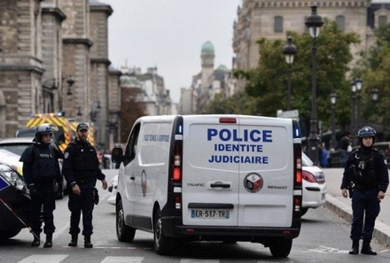 Напавший на полицейский участок в Париже оказался его сотрудником