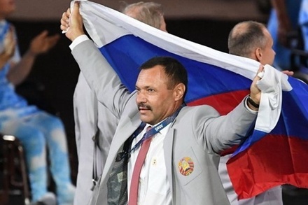 Вынесший флаг России на Паралимпиаде белорус оказался сотрудником Минспорта республики