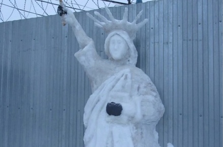 В чувашской колонии осуждённые слепили из снега статую Свободы