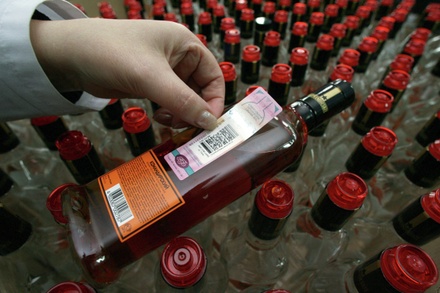 Эксперт констатировал невозможность перехода на внутреннюю маркировку импортного алкоголя в РФ