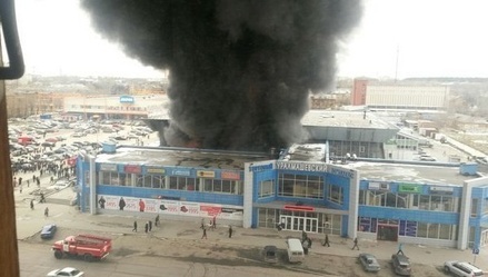 В Екатеринбурге горит рынок на площади более тысячи кв. метров