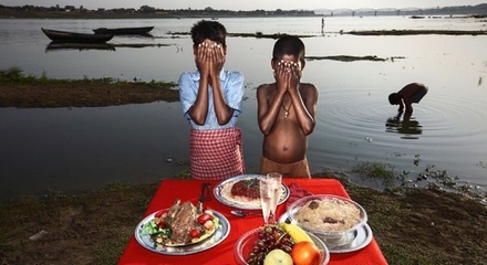 Итальянского фотографа раскритиковали за съёмку индийских бедняков