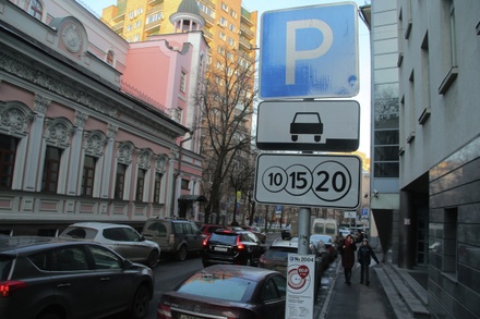 Автоюрист назвал нарушением штраф за парковку на местах для спецтехники в приложении «Помощник Москвы»