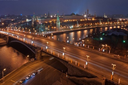 Пьяный мужчина прыгнул с Большого Каменного моста в Москву-реку и выжил