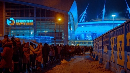 Сотрудники Adrenaline Stadium, выгнавшие толпу без одежды на улицу после концерта, требуют заплатить за потерянные номерки
