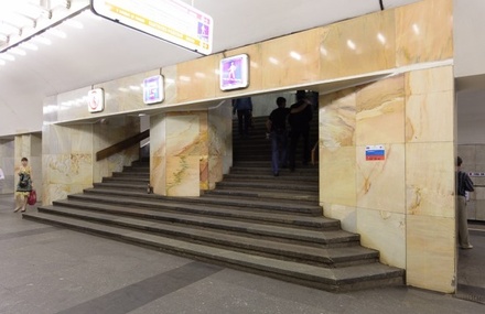 Женщина разбила голову, спускаясь по лестнице на станции метро Китай-город