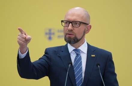 СКР предъявил заочно обвинения бывшему премьер-министру Украины Арсению Яценюку