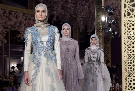 Дочь Рамзана Кадырова представила свою первую коллекцию женской одежды