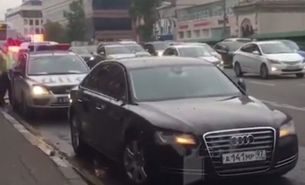 Машина со спецсигналом сбила пешехода в центре Москвы