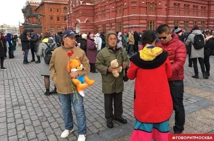 Десятки туристов из Китая в Москве присоединились к акции памяти жертв пожара в Кемерове
