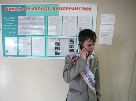 Анна Кузнецова попросила не впадать в крайности при запрете мобильников в школе