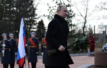 Владимир Путин возложил цветы к монументу «Рубежный камень» на Невском пятачке