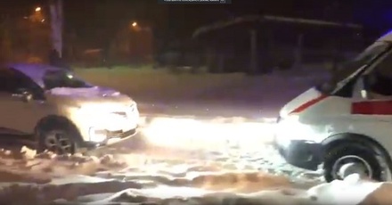 Подмосковное МВД проверяет видео с автомобилем участкового, заблокировавшим скорую
