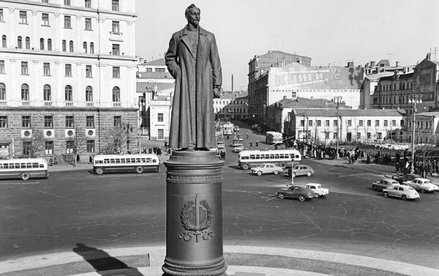 В КПРФ назвали ангажированным опрос ВЦИОМ о возращении на Лубянку памятника Дзержинскому   