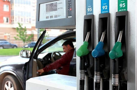Граждане России назвали виновных в росте цен на бензин