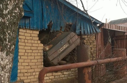 Автомобиль пробил стену жилого дома в Саранске