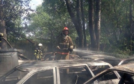 54 автомобиля сгорели на штрафной площадке в Киеве