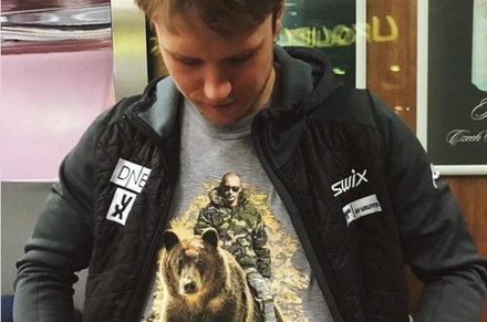 Норвежский биатлонист сфотографировался в футболке с Путиным на медведе