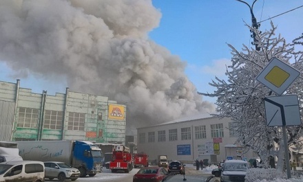 На территории завода «Зингер» в Подольске загорелся склад