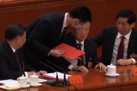 Китайские СМИ объяснили уход Ху Цзиньтао с заседания Компартии