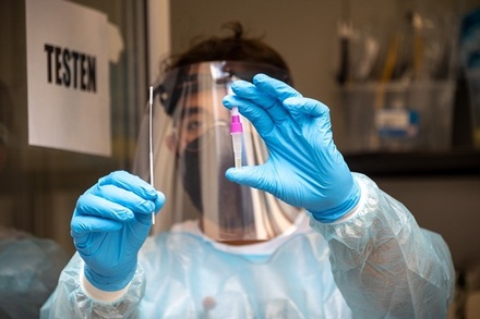 Инфекционист счёл раздутой опасность нового типа коронавируса «кентавр»
