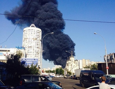 Очевидцы сообщили о взрыве и сильном пожаре в Марьине