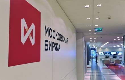 Рубль обновил месячный минимум при открытии торгов на Московской бирже