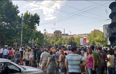 Акция протеста из Еревана перекинулась на другие города
