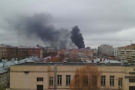 Очевидцы сообщают о сильном пожаре в районе станции метро «Алексеевская»