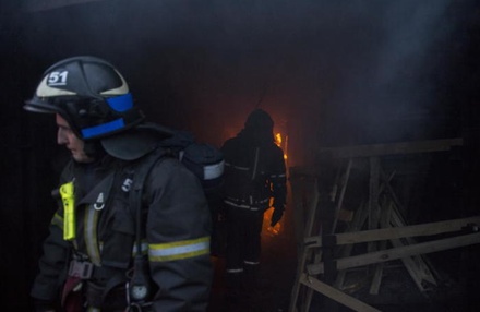 Площадь пожара в строительных бытовках в Митине достигла 200 кв. метров