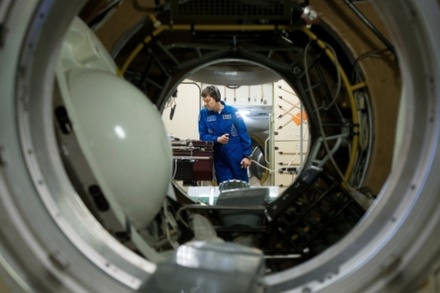 Экипаж МКС готовится к опасному сближению станции с космическим мусором