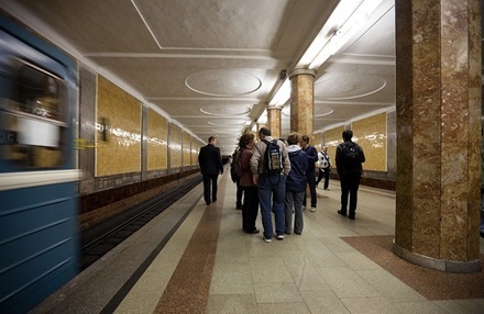 На станции «Красносельская» красной ветки метро пассажир упал на рельсы