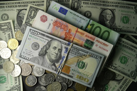 Экономист из ВШЭ объяснил отказ России от доллара