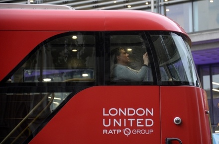 Мужчина нашёл в лондонском автобусе около 400 тысяч долларов и отдал их полиции