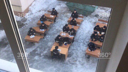 Московских курсантов МВД усадили за парты в мороз