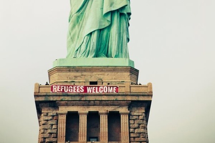 На статуе Свободы в Нью-Йорке вывесили плакат с приветствием беженцев